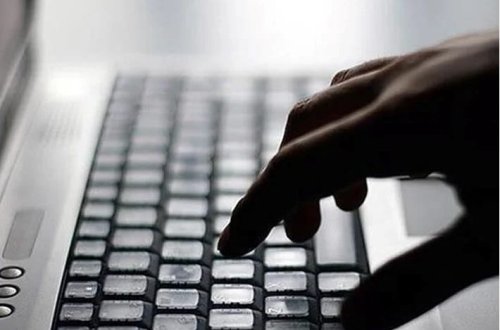 Təəccüblü internet vərdişi: Böyüklərin 28 faizi daim onlayndır