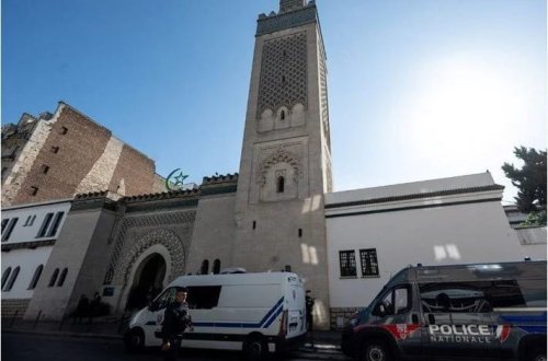 Parisdə məscidlərin qarşısına 9 donuz başı qoyulub