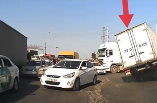 Bakıda yük maşını 5 avtomobili vurub qaçdı - VİDEO
