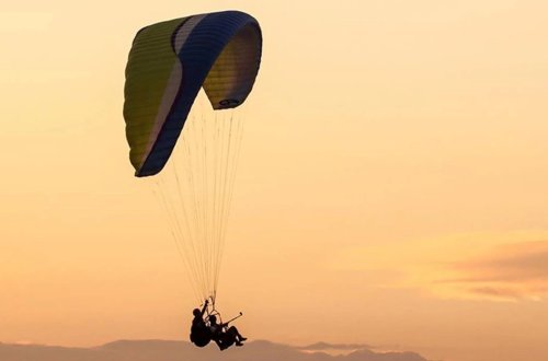 94 yaşını paraşütlə tullanaraq qeyd etdi