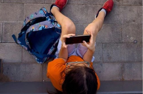 Məktəbdə smartfon qadağasına daha bir ölkə qoşulur