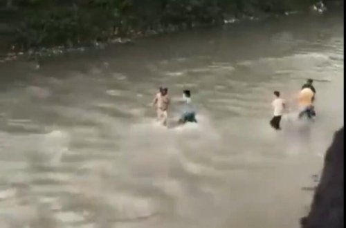 Nepalda etirazçılar maliyyə nazirini çayda döydü - VİDEO