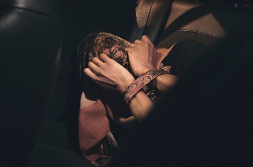 22 yaşlı qızın qaçırılmasına görə - Bacısı və oğlanın anası da saxlanıldı