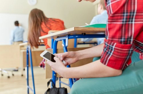 Məktəblərdə telefon işlətmək QADAĞAN EDİLDİ