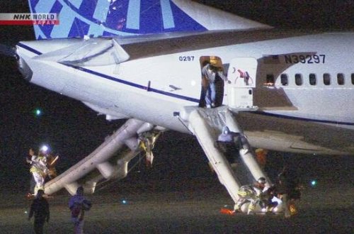 Yaponiyada təyyarə təcili eniş etdi - Yaralılar var