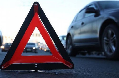 Şəmkirdə minik avtomobili ağaca çırpılıb, iki nəfər ölüb