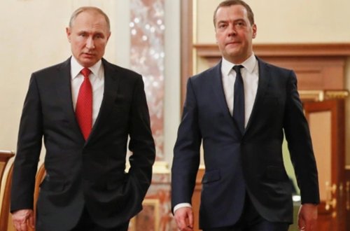 Putin Medvedevi təltif etdi