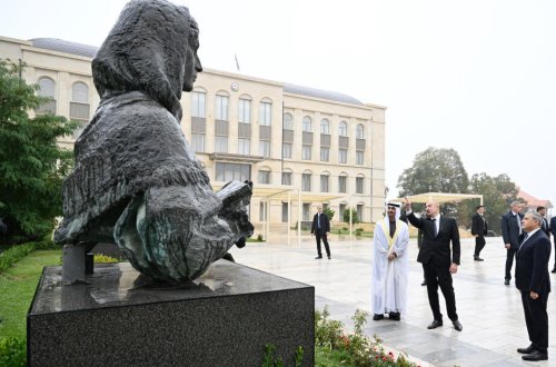 Prezidentlər Şuşada güllələnmiş heykəllərə baxdılar - FOTO