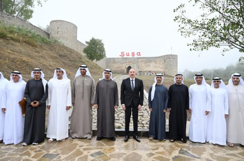 Azərbaycanın və Birləşmiş Ərəb Əmirliklərinin prezidentləri Şuşa qalasının önündə foto çəkdiriblər - FOTO