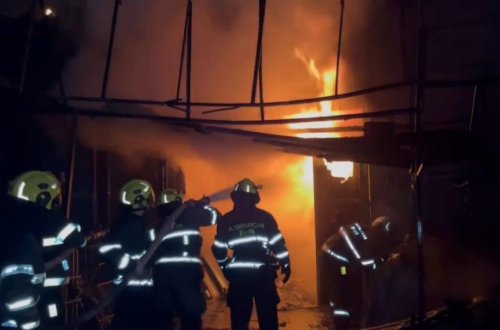 Babək prospektindəki təkər bazarında yanğın - VİDEO