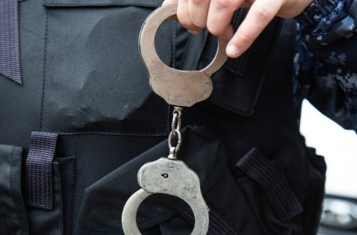 Polis paytaxtda mağaza və avtomobildən pul oğurlayan şəxsləri saxladı