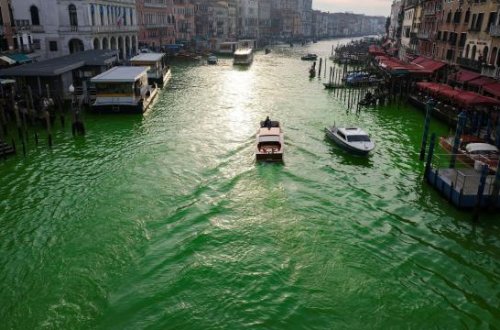 Venesiyada turistlərlə qarşıdurma: Turistlərin kanala girişi qadağan edilib