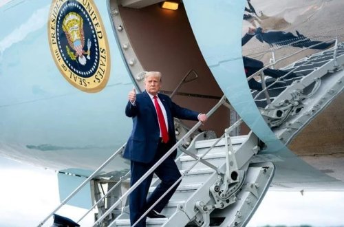 Trampın təyyarəsi toqquşmadan son anda xilas oldu