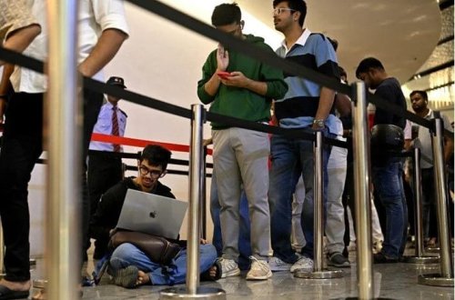 Hindistanda iPhone 17 növbəsində dava düşüb