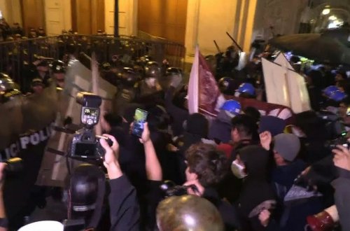 Peruda etirazçılarla polis arasında toqquşma baş verib