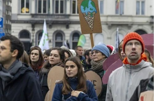 Almaniyada minlərlə insan iqlim dəyişikliyinə etiraz etmək üçün küçələrə çıxıb