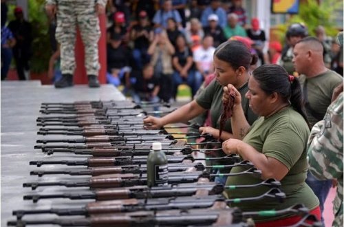 Venesuelada mülki əhali silahlanır