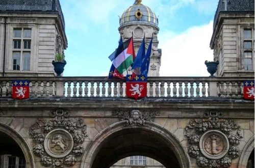 Fransanın 21 bələdiyyəsində Fələstin bayraqları asılıb