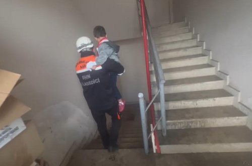 Çoxmərtəbəli binada yanğın məhdudlaşdırılıb, sakinlər təxliyə edilib - VİDEO - FOTO