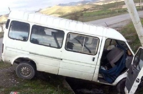 Müəllimləri daşıyan mikroavtobus aşdı - 20 yaralı var