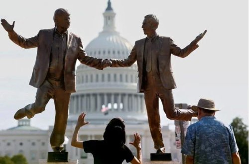Tramp və Epşteynin dostluğu heykəllə taclanıb