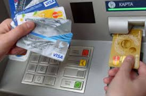 Ağdamda ofisiant kababçının bank kartından 2 820 manat oğurladı