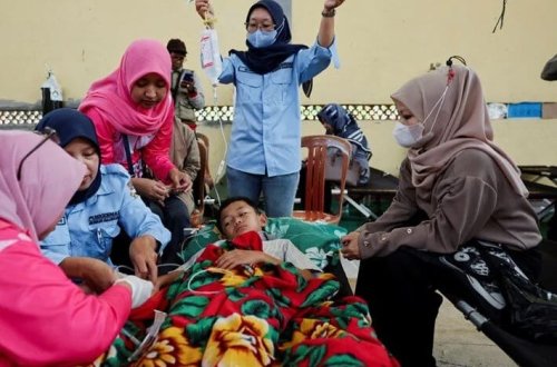 İndoneziyada məktəbdə mindən çox şagird zəhərlənib