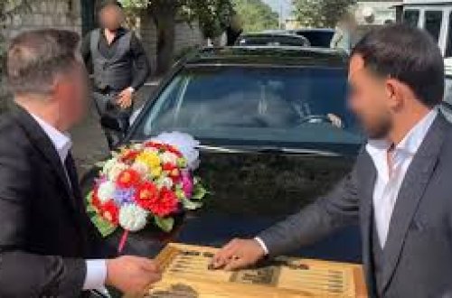 Gəlin maşınının qarşısını kəsib nərd oynadılar - Bəyin dörd dostu həbs edildi