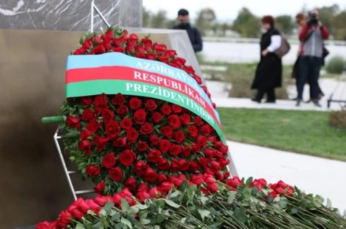 İlham Əliyev Zəfər parkına əklil göndərib