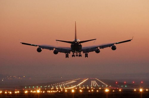 İstanbula uçan təyyarə Bakıda məcburi eniş etdi