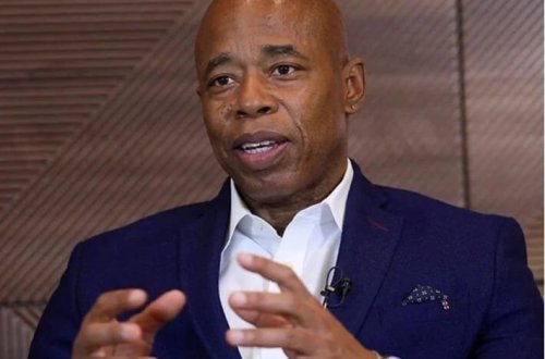 Nyu-York meri Adams seçki kampaniyasından geri çəkilir