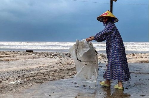 Bualoi qasırğası Vyetnama çatıb: 1 nəfər ölüb, 12 balıqçı itkin düşüb