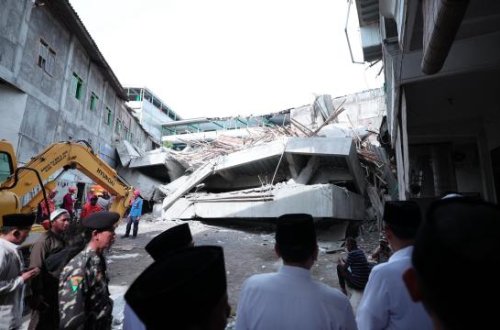 İndoneziyada məktəb binasının uçması nəticəsində 1 nəfər ölüb, 102 nəfər yaralanıb