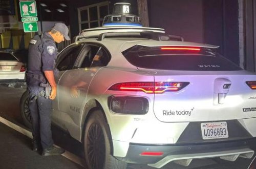 ABŞ polisi sürücüsüz avtomobilə qeyri-qanuni dönmə etdiyi üçün cərimə yaza bilməyib