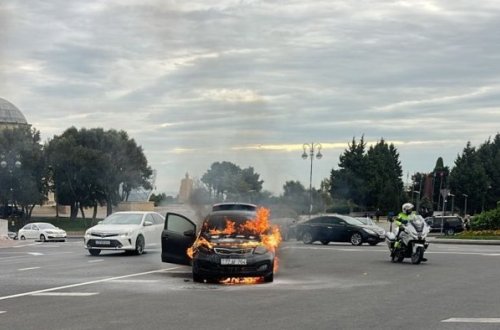 Milli Məclisin qarşısında maşın yandı