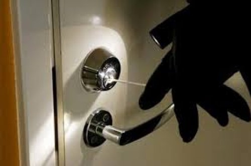 Xankəndidə fəhlələr ev təmizləməyə getdi, mənzildən qızıl sancaq oğurladılar