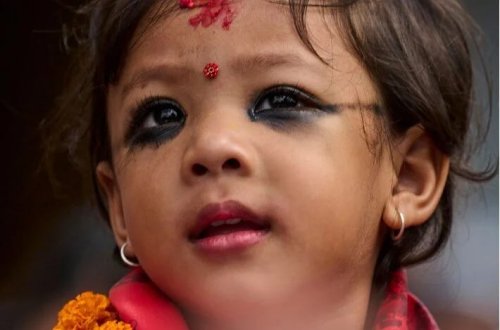 İki yaşlı uşaq Nepalın canlı ilahəsinə çevrilib