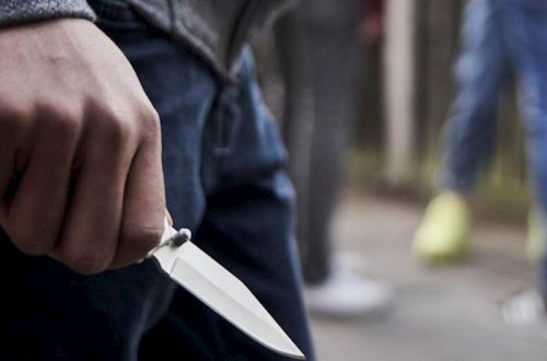 Xızıda 18 yaşlı oğlan tanışını bıçaqladı