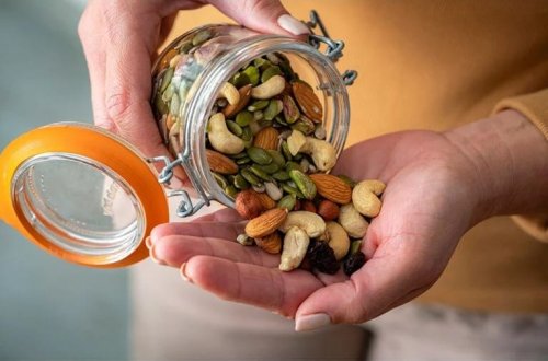 Diyetoloq izah edir: Qoz-fındıq yemək insanı kökəldirmi? 