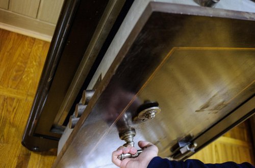 Məmurun evindən 340 min pul oğurlandı - Oğlunun sevgilisi həbs edildi