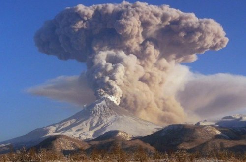 Kamçatkadakı vulkan kül püskürdü