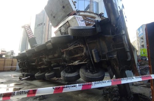 Türkiyədə 50 metrlik kran tələbə yataqxanasının üzərinə aşıb