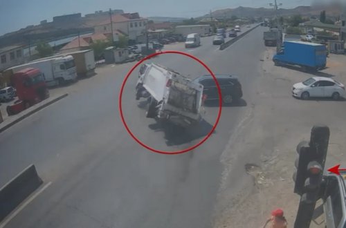 Bakıda qırmızı işığa məhəl qoymayan sürücü ağır qəzaya səbəb oldu - ANBAAN VİDEO