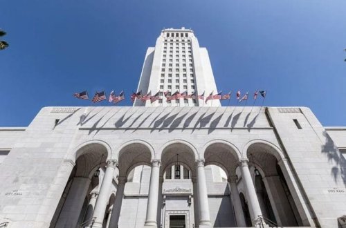 Los Angeles bələdiyyə binasına çırpılan sürücü nəzarətə götürülüb