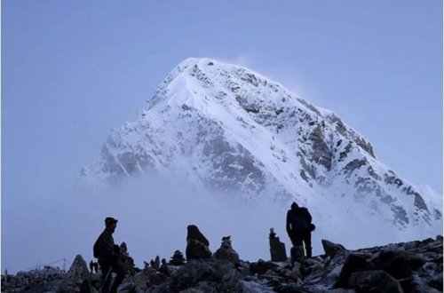 Everestdə qar fırtınası: Minlərlə insan zirvədə qalıb, xilasetmə işləri davam edir
