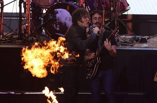 Prezident öz kitabını rok ulduzu kimi təqdim etdi