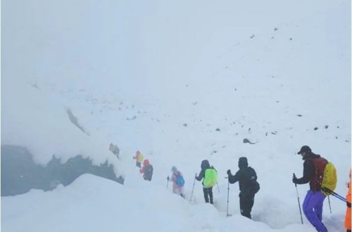 Everest dağının şərqində qar fırtınası nəticəsində bir nəfər ölüb