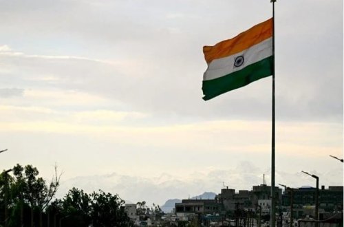 Hinduizmi təhqir etmə iddiaları: Vəkil baş hakimə ayaqqabı atdı