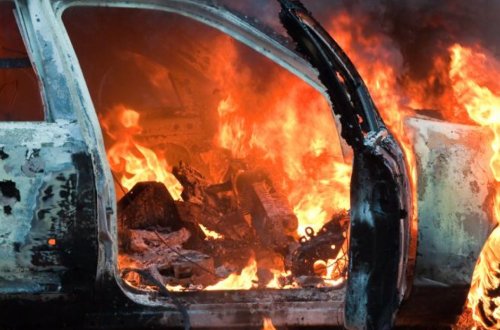 Maşın avtoyuma məntəqəsinə çırpılıb yandı - Sürücü öldü