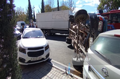 Gəncədə yük maşını iki avtomobilə çırpılaraq aşıb - FOTO